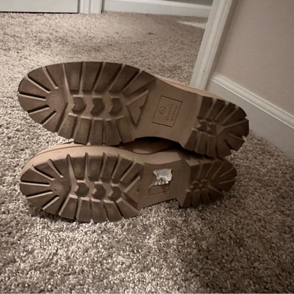 Chelsea Boots - Picture 2 of 5